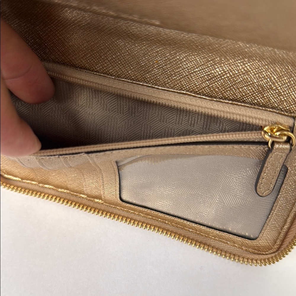 Michael Kors gold phone case and wallet - Picture 6 of 11